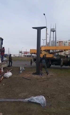 У Херсоні в мікрорайоні Таврійський нова рекламна конструкція закриє вид на площу