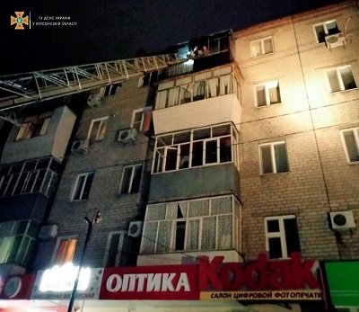 В Херсоні під час ліквідації пожежі в квартирі вогнеборці врятували двох юнаків