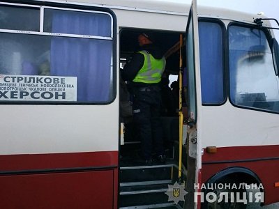 Поліцейські Херсонщини подовжують контролювати дотримання карантинних вимог під час пасажирських перевезень