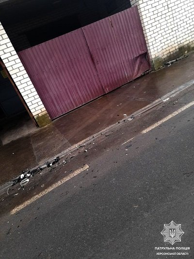 Пошкодив ворота та втік - у Генічеську патрульні склали протокол на водія BMW