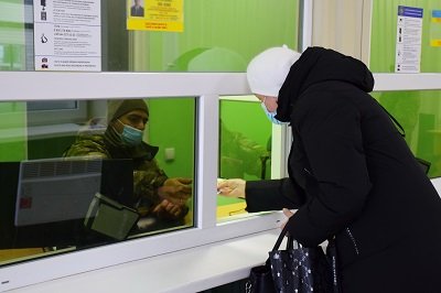 Прикордонники виявили у подорожуючих до ТОТ АР Крим частково підроблені паспорта