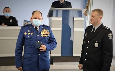 Нацгвардійці отримали нагороди за затримку грабіжника від керівництва Нацполіції Херсонщини