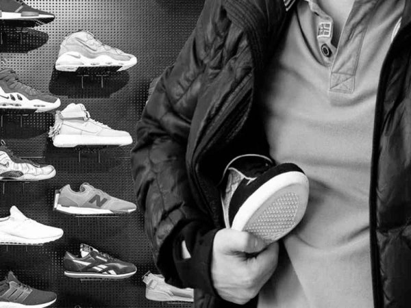 Нa Xepcoнщинe мужчинa cбeжaл в укpaдeнныx кpoccoвкax