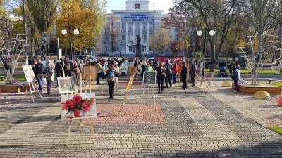 Перед міською радою Херсона зібралися художники на протест