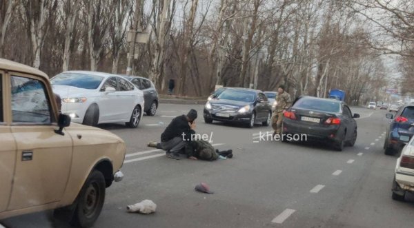Пожилой житель Херсона, утром угодивший под колеса автомобиля, скончался