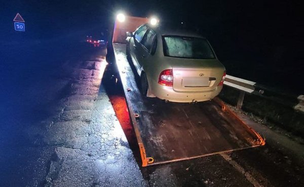 У Генічеському районі патрульні евакуювали авто з траси — його водій «джекпот» для інспекторів