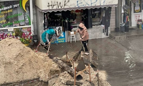 В центре Херсона – прорыв теплотрассы: вода льется рекой