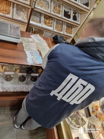 Слідчі ДБР затримали поліцейського Каховського райвідділу, котрий вимагав хабаря в 100 тис. грн.