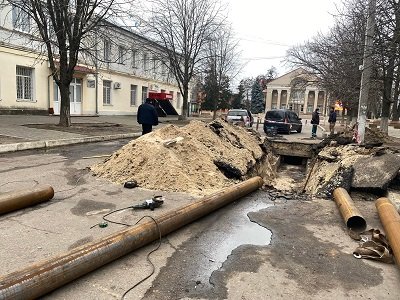 У Каховці ремонтують порив на теплотрасі, що опалює заклади освіти