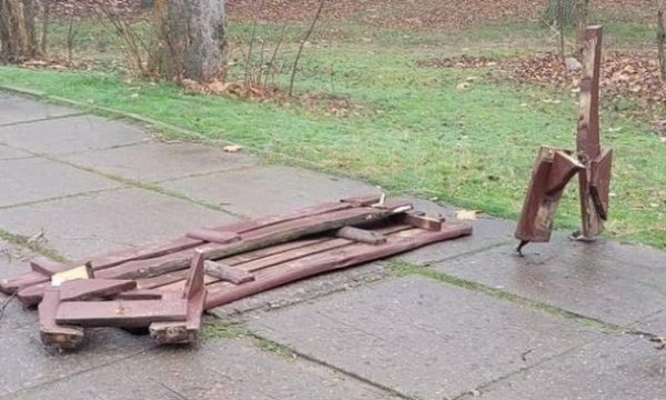 Вандалы разгромили парк в Херсоне