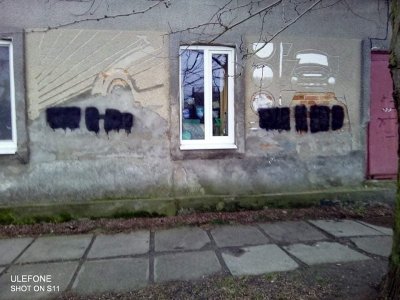 У Скадовську чоловік сам зафарбовує рекламу наркотиків