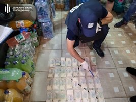 За матеріалами ДБР перед судом постане поліцейський, який «заробляв» на службі