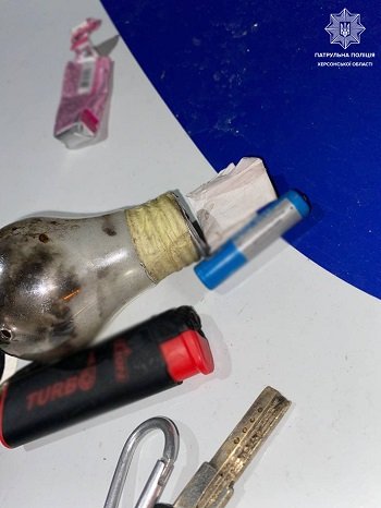 У Херсоні патрульні затримали чоловіків, в яких були наркотичні речовини