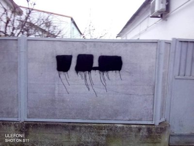 У Скадовську чоловік сам зафарбовує рекламу наркотиків