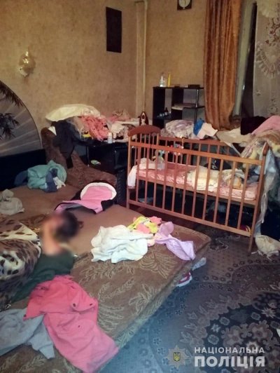 У Таврійську поліцейські вилучили з родини 5-місячне немовля
