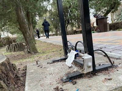 У Скадовську вандали зруйнували освітлення міської алеї