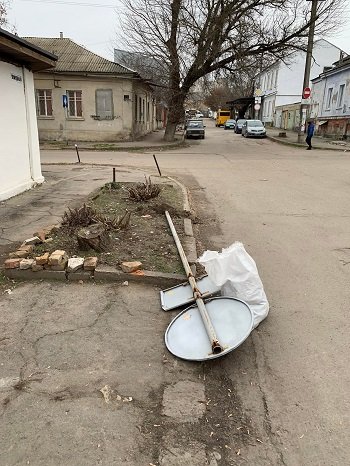 У Херсоні третій день лежить повалений дорожній знак - відповідальні служби не реагують