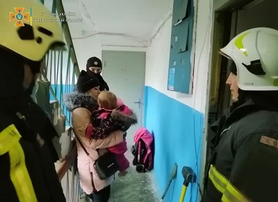 Рятувальники Херсонщини відчиняли двері жінкам, котрі зачинили вдома дітей