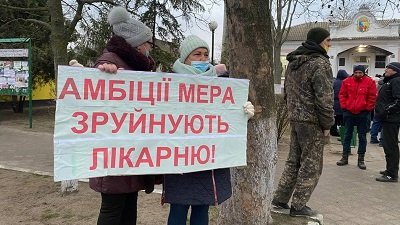 У Голій Пристані медики протестують проти звільнення головного лікаря