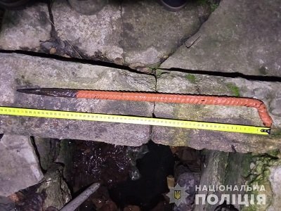 На Херсонщині поліцейські затримали чоловіка, який вбив сусіда металевим прутом