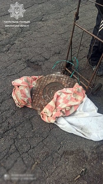 Патрульні в Херсоні затримали викрадачів каналізаційного люку