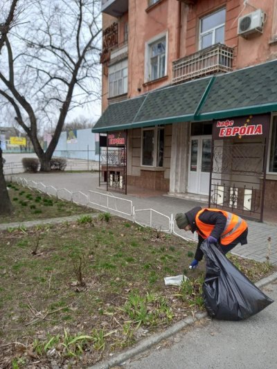 Комунальники в Херсоні працюють - прибирають сміття Комунальники в Херсоні працюють - прибирають сміття
