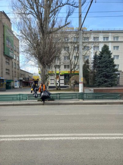 Комунальники в Херсоні працюють - прибирають сміття Комунальники в Херсоні працюють - прибирають сміття