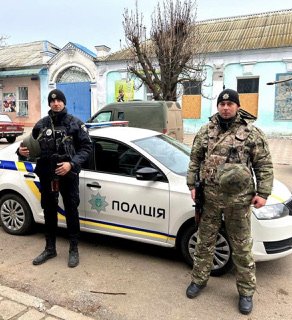 На Херсонщині поліцейські надали першу домедичну допомогу та врятували життя пораненим внаслідок обстрілу армією рф