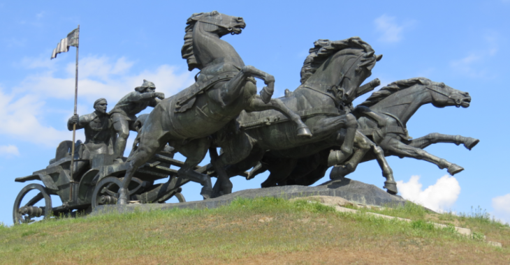 Російські загарбники хочуть привласнити радянські монументи «Легендарна тачанка» і «Дівчина в шинелі» на окупованій Херсонщині
