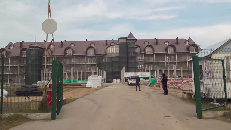 Байки із склепу: на фейковому «будмайданчику» розповідають про фейкове «нове місто» на Арабатській стрілці