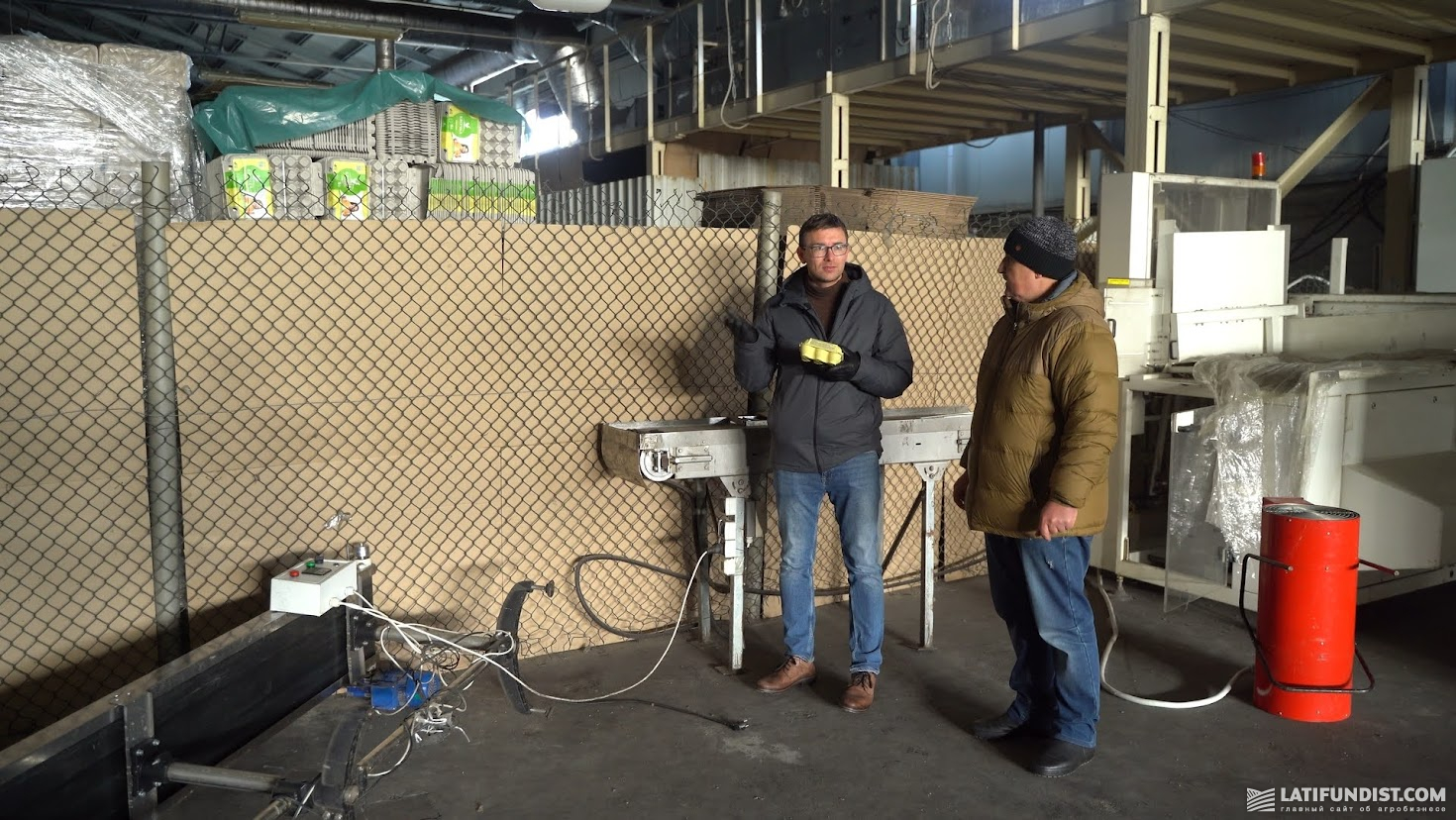 Єдине нагадування, що на фабриці було виробництво яєць — лише паперові лотки