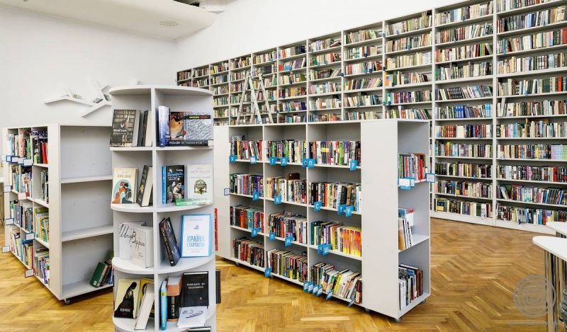 Викинутій росіянами книжці про Бандеру херсонські бібліотекарі знайшли почесне місце