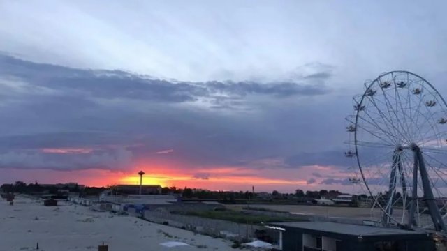 Запустение, взрывы и сложности с эвакуацией: как живет в оккупации Лазурное на Черном море