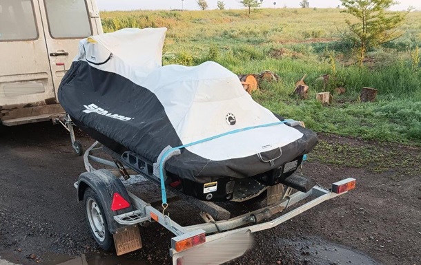 На Херсонщині чоловік намагався перевезти гідроцикли без документів