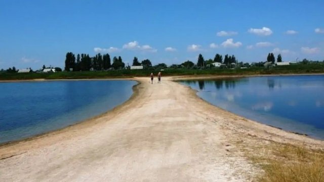 Життя в окупації. Арабатська стрілка: пусті пляжі, ковбаса та сир по 400 гривень та відсутність банкоматів