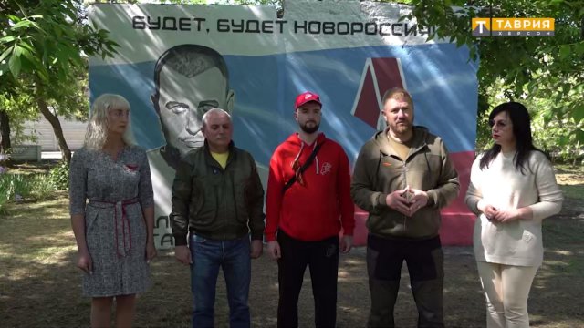 В окупованому Генічеську мурал з Владленом Татарським «урочисто відкрили» аж шестеро людей