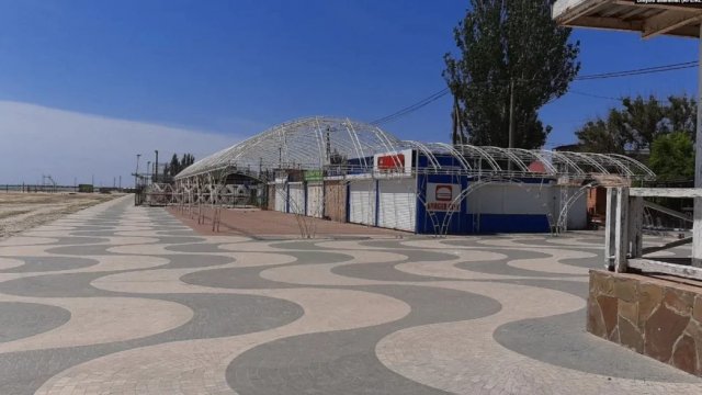 Безлюдні пляжі та відсутність готівки в банкоматах: як живе окупований Генічеськ