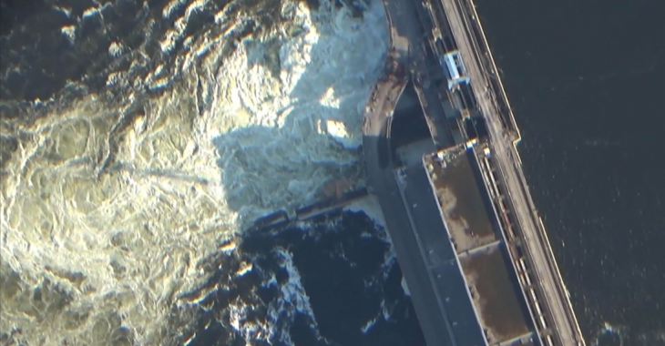 Нове відео з Каховської ГЕС свідчить про продовження неконтрольованого скиду води. Підтоплене узбережжя Нової Каховки та позиції окупантів