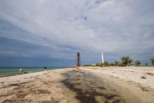 Окупанти пригнали на острів Джарилгач 300 своїх військових