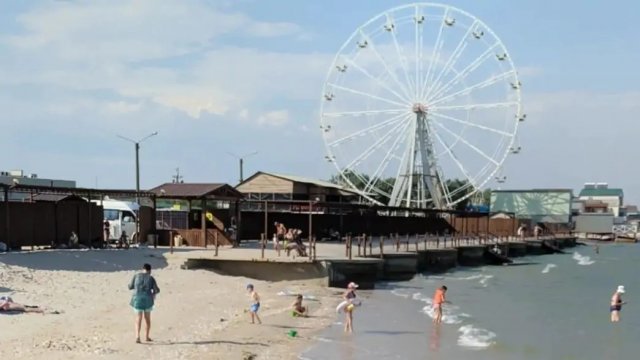 Генгорка и Счастливцево живут в оккупации без туристов, но с колбасой из Крыма