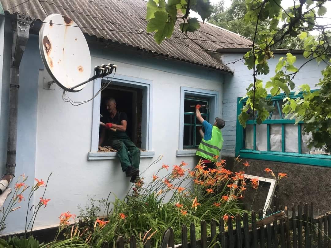 Шестеро комунальників з Калуша допомагають жителям постраждалої Херсонщини