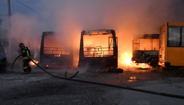 У Херсоні через нічні обстріли горіли заправка, виставкові зали та склади