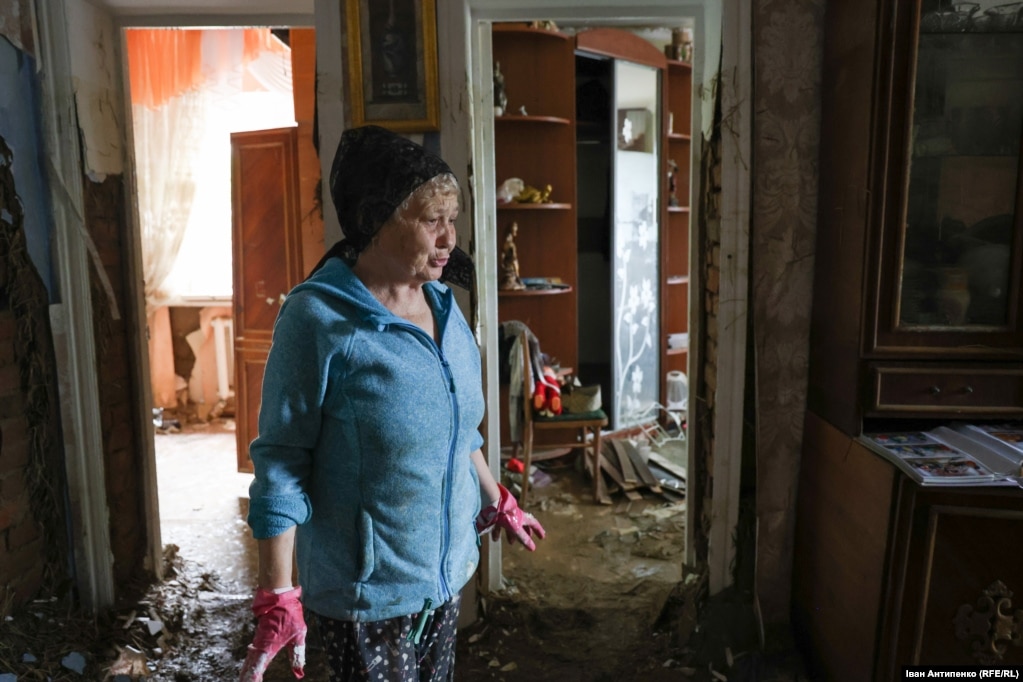 Любов у своєму будинку. Усе в хаті занесене брудом. Стіни частково обвалені
