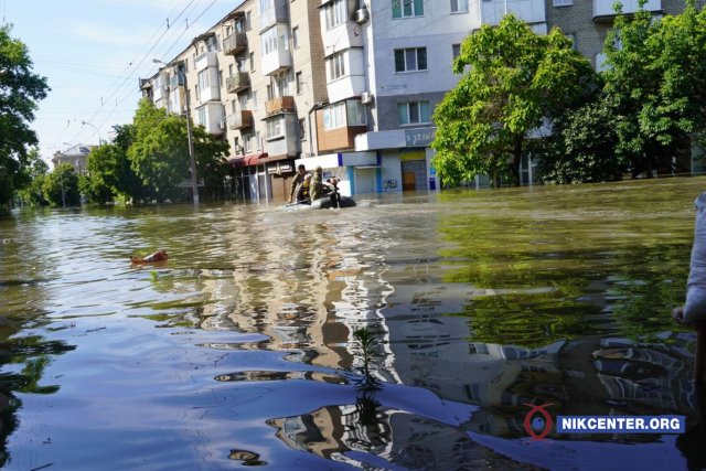 Із затопленого Херсона продовжується евакуація: рятують жителів та тварин. Фоторепортаж