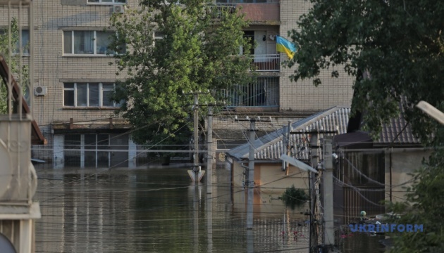 У Херсоні волонтери організувалися, щоб відкачувати воду з підвалів будинків