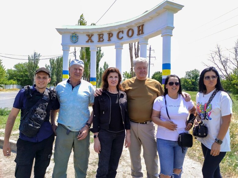 Вода, харчі, човни, генератори, помпи та корм для тварин: Порошенко привіз у Херсон допомогу 09