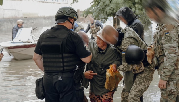 Під час евакуації на Херсонщині, попри обстріл, врятували 21 людину