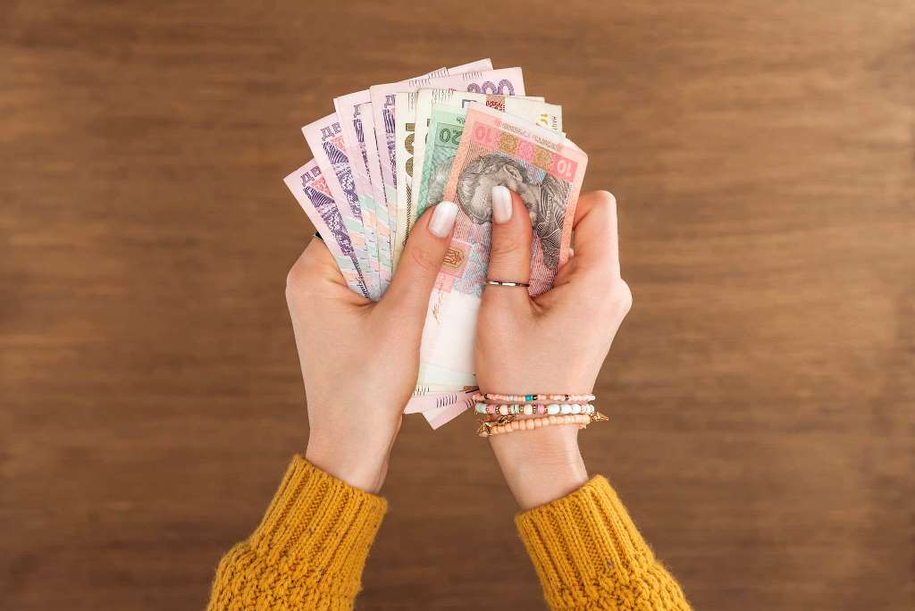 Грошова допомога: українці можуть отримати виплати від Червоного Хреста та МОМ