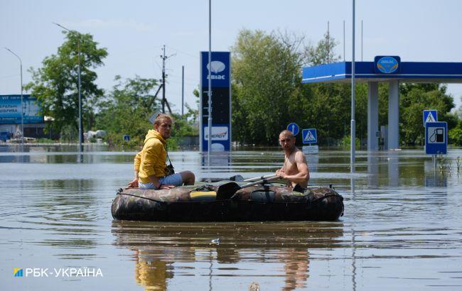 "Розстріляли, зґвалтували, а тепер затопили". Як Херсон потерпає від повені після підриву ГЕС