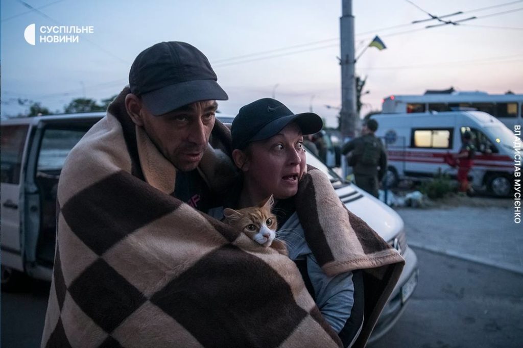 В Херсоні не припиняється евакуація, люди рятуються на дахах